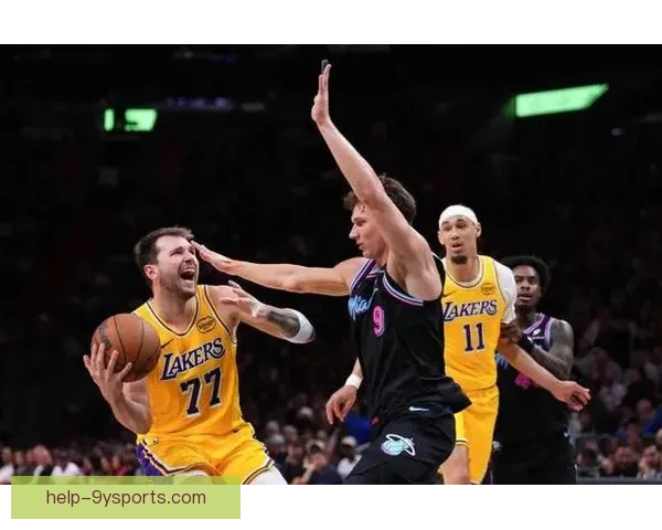 詹姆斯率湖人逆转取胜西部排名再起波澜全场轰下三双刷新赛季纪录