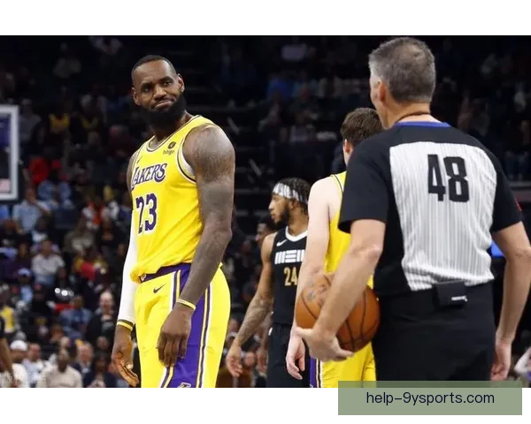 詹姆斯携手浓眉领衔湖人新赛季征程，豪强纷争谁将称雄NBA